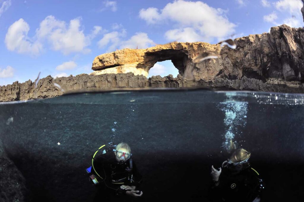 Photo of Divers in front of the colapst Azour Window